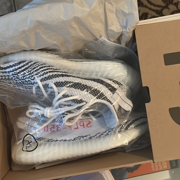 Yeezy zebra size 9 men’s - Picture 8 of 8